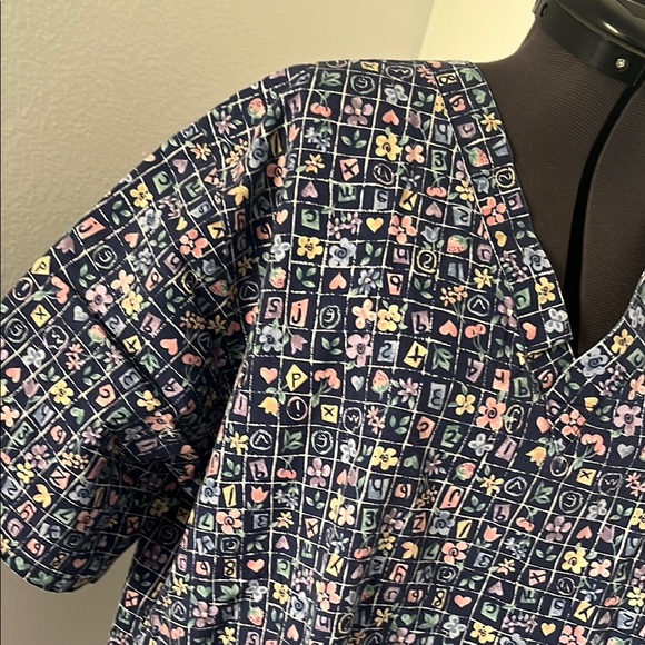 Floral Patterned V-Neck Scrub Top - Picture 2 of 3